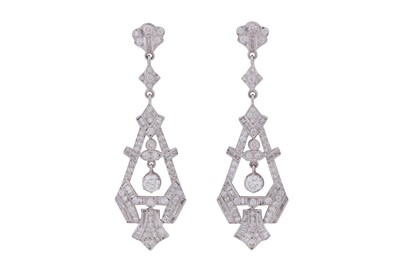 Lot 9 - A PAIR OF DIAMOND PENDENT EARRINGS