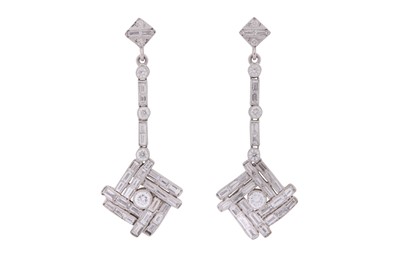 Lot 11 - A PAIR OF DIAMOND PENDENT EARRINGS