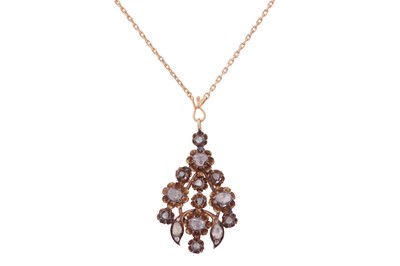 Lot 23 - A DIAMOND PENDANT NECKLACE