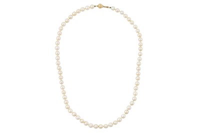 Lot 14 - A SINGLE STRAND PEARL NECKLACE