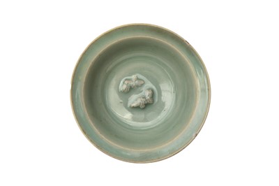 Lot 122 - A RARE CHINESE LONGQUAN CELADON 'TWIN FISH' DISH