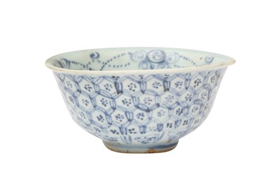 Lot 757 - A CHINESE BLUE AND WHITE 'HONEYCOMB' BOWL