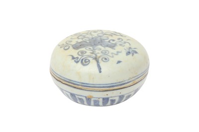 Lot 755 - A CHINESE BLUE AND WHITE 'BLOSSOMS' BOX AND COVER