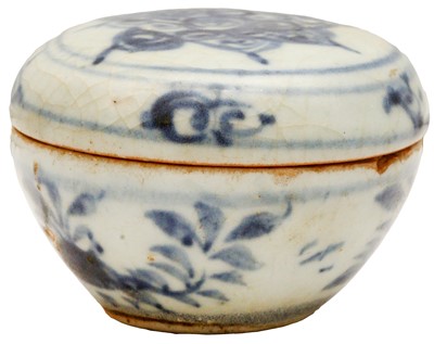 Lot 754 - A SMALL CHINESE BLUE AND WHITE 'FLORAL' BOX AND COVER
