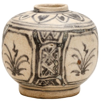 Lot 753 - A CHINESE BLUE AND WHITE FACETED 'FLORAL' JAR