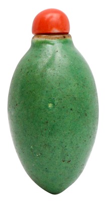 Lot 1004 - A SMALL CHINESE GREEN-GLAZED SNUFF BOTTLE