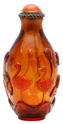 Lot 988 - A CHINESE AMBER-COLOURED BEIJING GLASS 'LOTUS POND' SNUFF BOTTLE