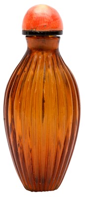 Lot 987 - A CHINESE AMBER-COLOUR BEIJING GLASS 'BASKED WEAVE' SNUFF BOTTLE