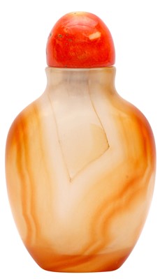 Lot 981 - A SMALL CHINESE AGATE SNUFF BOTTLE