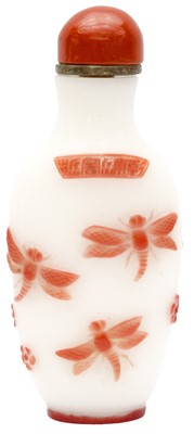 Lot 1012 - A CHINESE OVERLAY GLASS 'DRAGONFLY' SNUFF BOTTLE