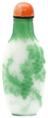Lot 1001 - A CHINESE GREEN OVERLAY GLASS 'GRAPEVINE' SNUFF BOTTLE