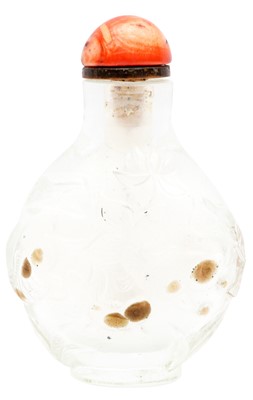 Lot 1011 - A CHINESE CLEAR GLASS 'LOTUS POND' SNUFF BOTTLE