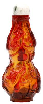Lot 989 - A CHINESE AMBER-COLOURED GOURD-SHAPED SNUFF BOTTLE