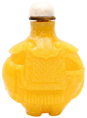 Lot 994 - A CHINESE YELLOW-GLASS ELEPHANT-MOULDED SNUFF BOTTLE