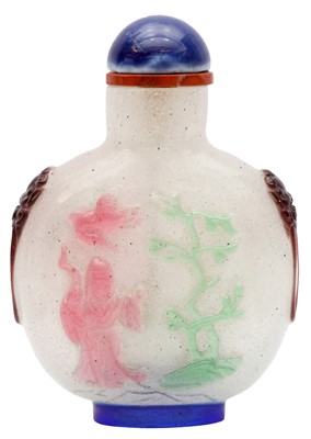 Lot 1015 - A CHINESE OVERLAY GLASS 'FIGURATIVE' SNUFF BOTTLE