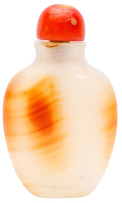 Lot 982 - A SMALL CHINESE AGATE SNUFF BOTTLE
