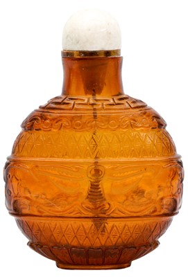 Lot 986 - A CHINESE AMBER-COLOURED GLASS 'ARCHAISTIC' SNUFF BOTTLE