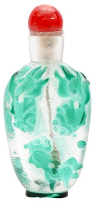 Lot 1000 - A CHINESE GREEN OVERLAY GLASS 'FISH' SNUFF BOTTLE