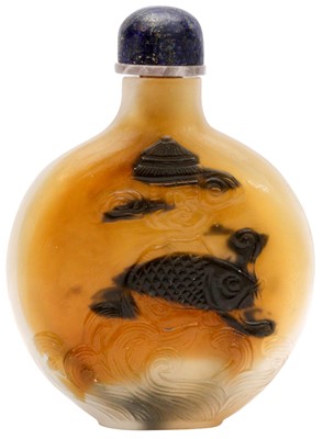 Lot 983 - A CHINESE CARVED GLASS ‘AGATE' SNUFF BOTTLE