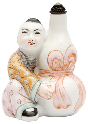 Lot 1025 - A CHINESE FAMILLE-ROSE 'FIGURE WITH VASE' SNUFF BOTTLE