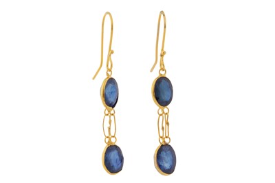 Lot 213 - A PAIR OF SAPPHIRE PENDENT EARRINGS