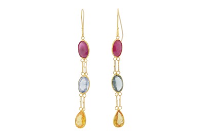 Lot 183 - A PAIR OF MULTI-COLOURED SAPPHIRE PENDENT EARRINGS