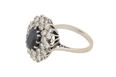 Lot 252 - A SAPPHIRE AND DIAMOND CLUSTER RING
