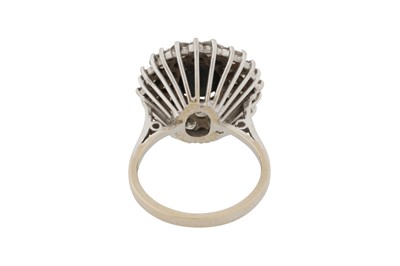Lot 252 - A SAPPHIRE AND DIAMOND CLUSTER RING