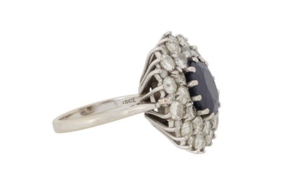 Lot 252 - A SAPPHIRE AND DIAMOND CLUSTER RING