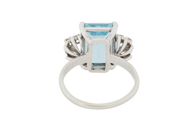 Lot 255 - AN AQUAMARINE AND DIAMOND RING