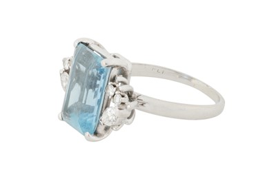 Lot 255 - AN AQUAMARINE AND DIAMOND RING