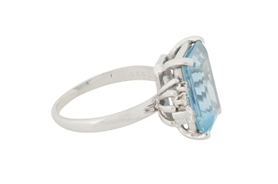 Lot 255 - AN AQUAMARINE AND DIAMOND RING