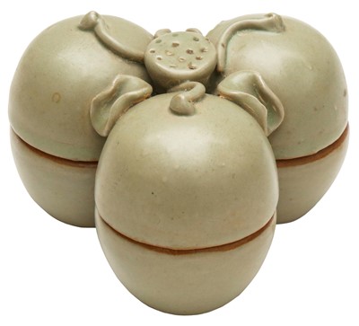 Lot 125 - A CHINESE CELADON-GLAZED 'LOTUS' COSMETIC BOX AND COVER