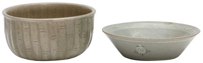Lot 428 - A KOREAN CELADON-GLAZED 'BAMBOO' BOWL AND A SLIP-INLAID BRUSH WASHER