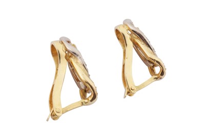 Lot 197 - A DIAMOND BRACELET AND EARRING SUITE