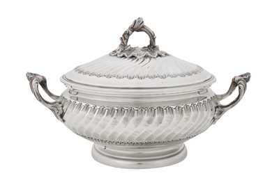 Lot 309 - A late 19th / early 20th century French 950 standard silver vegetable tureen / entrée dish, Paris circa 1900 by Simon Slisonski (active 1888-1903)