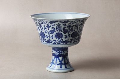 Lot 10 - A RARE AND FINE CHINESE BLUE AND WHITE 'LANÇA-CHARACTER' STEM CUP