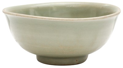 Lot 126 - A CHINESE 'LONGQUAN' CELADON 'FLORAL' BOWL