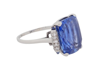 Lot 262 - A SAPPHIRE AND DIAMOND RING