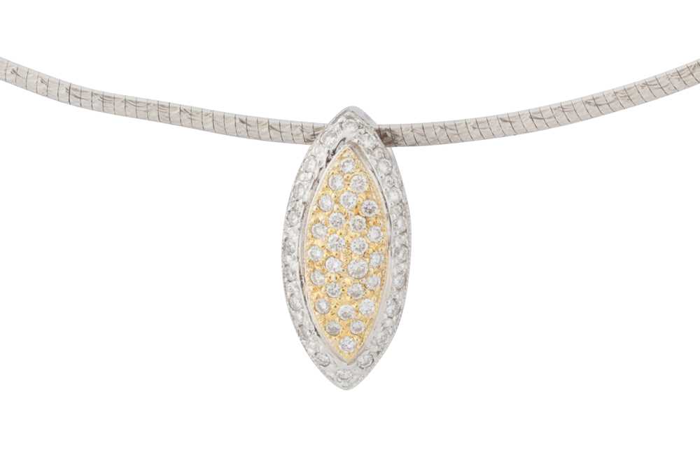 Lot 203 - A DIAMOND NECKLACE