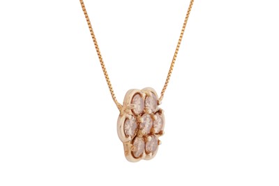 Lot 205 - A DIAMOND CLUSTER PENDANT NECKLACE