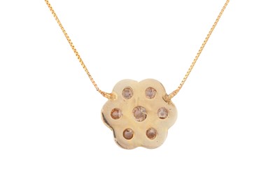 Lot 205 - A DIAMOND CLUSTER PENDANT NECKLACE