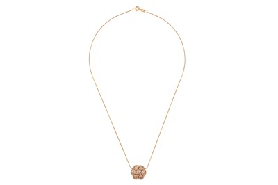 Lot 205 - A DIAMOND CLUSTER PENDANT NECKLACE
