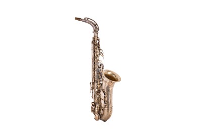 Lot 243 - AN EARLY 20TH CENTURY SILVER PLATED KING BESSON SAXOPHONE