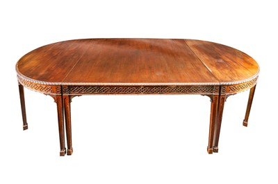 Lot 179 - REGENCY MAHOGANY DINING TABLE