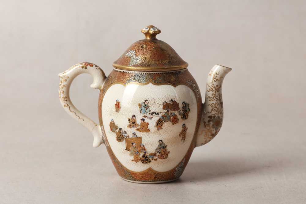 455 - A SMALL JAPANESE SATSUMA TEAPOT AND COVER BY YABU MEIZAN
