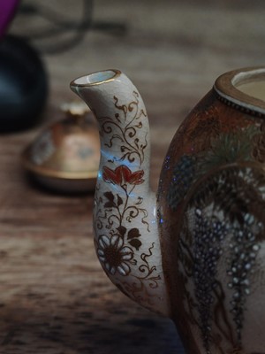 Lot 455 - A SMALL JAPANESE SATSUMA TEAPOT AND COVER BY YABU MEIZAN