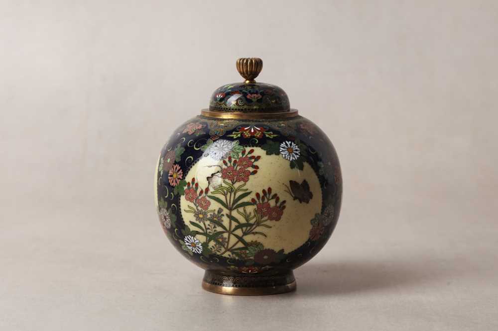 451 - A FINE JAPANESE CLOISONNÉ ENAMEL JAR AND COVER BY NAMIKAWA YASUYUKI