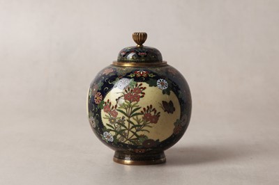 Lot 451 - A FINE JAPANESE CLOISONNÉ ENAMEL JAR AND COVER BY NAMIKAWA YASUYUKI