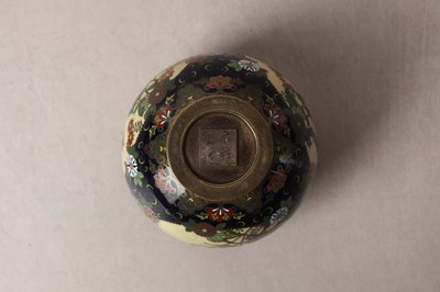 Lot 451 - A FINE JAPANESE CLOISONNÉ ENAMEL JAR AND COVER BY NAMIKAWA YASUYUKI